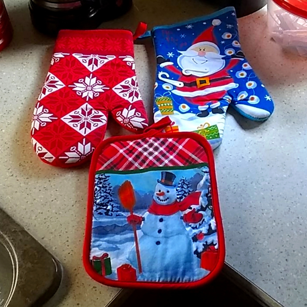 Set of three oven mitts Christmas scene
